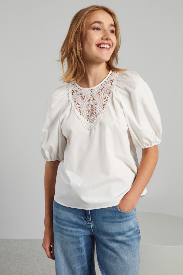 Poplin blouse with embroidery Intrend - 3