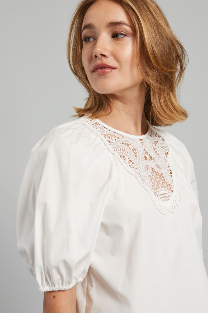 Poplin blouse with embroidery Intrend - 4