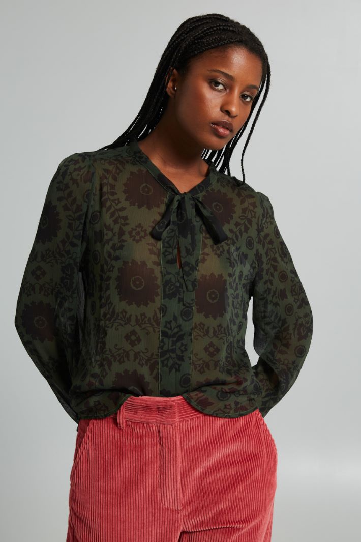 Laces-adorned blouse Intrend - 3