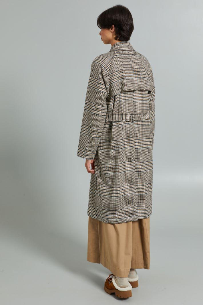 Double-breasted trench coat in stretch fabric Intrend - 2