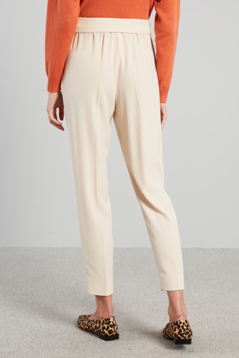 Pantaloni carrot con fusciacca