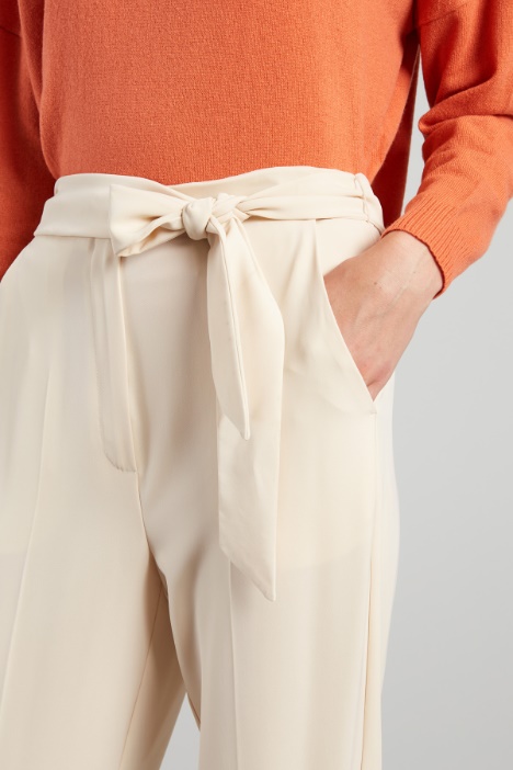 Pantaloni carrot con fusciacca