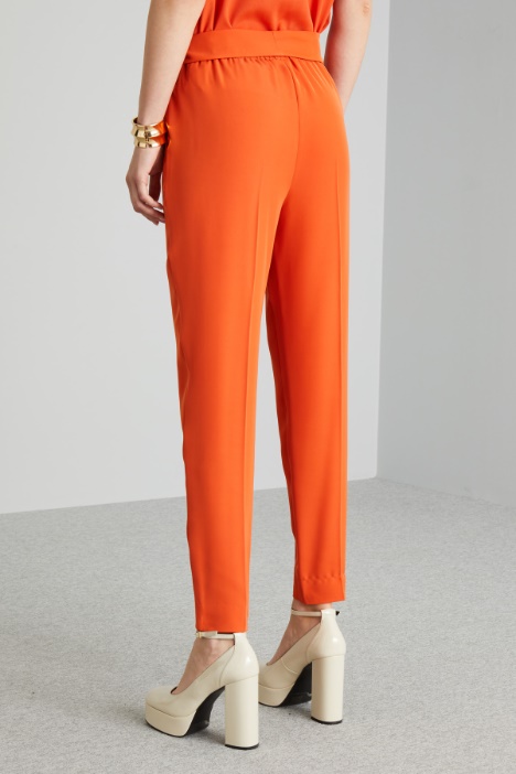 Pantaloni carrot con fusciacca