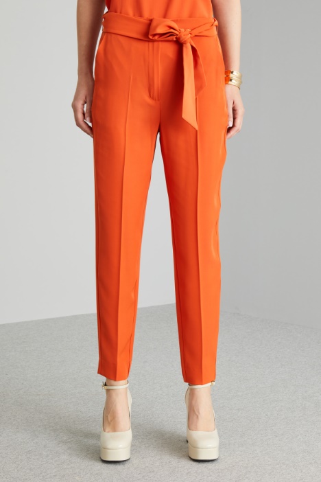 Pantaloni carrot con fusciacca