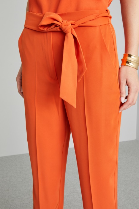 Pantaloni carrot con fusciacca
