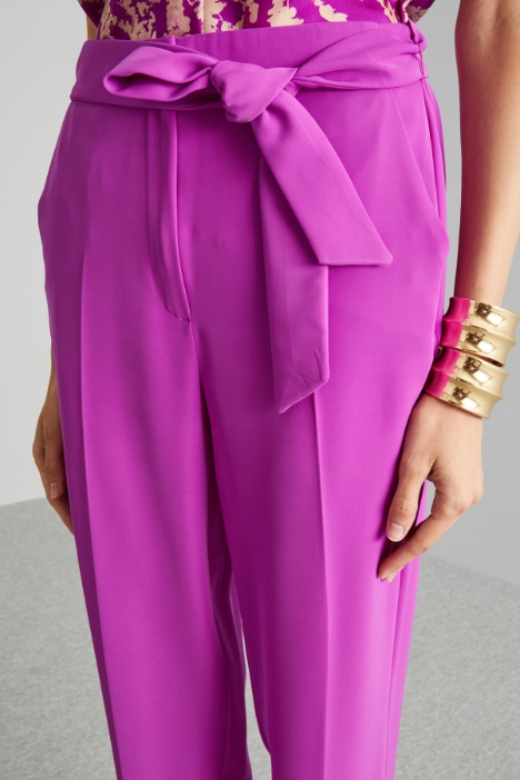 Pantaloni carrot con fusciacca
