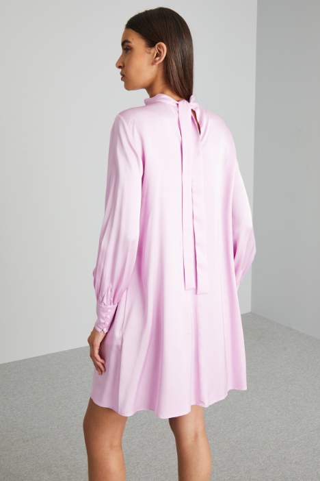 Vestido acampanado con abertura en V