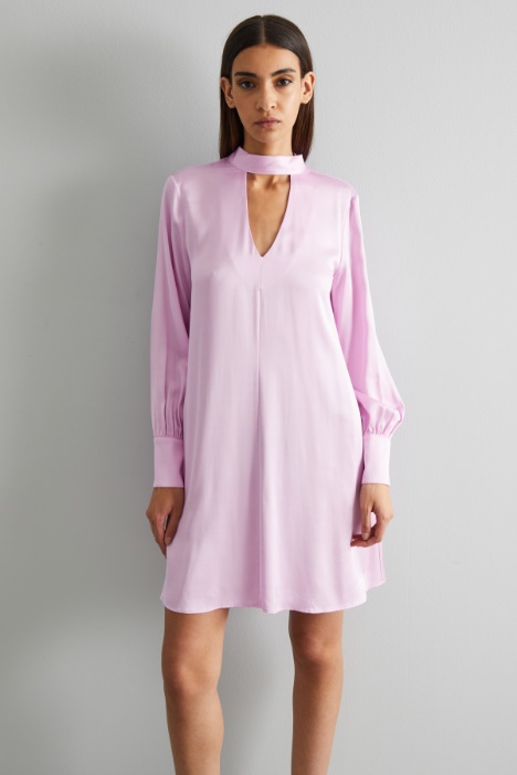 Vestido acampanado con abertura en V