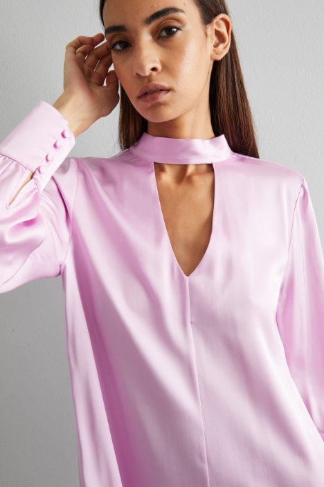 Vestido acampanado con abertura en V