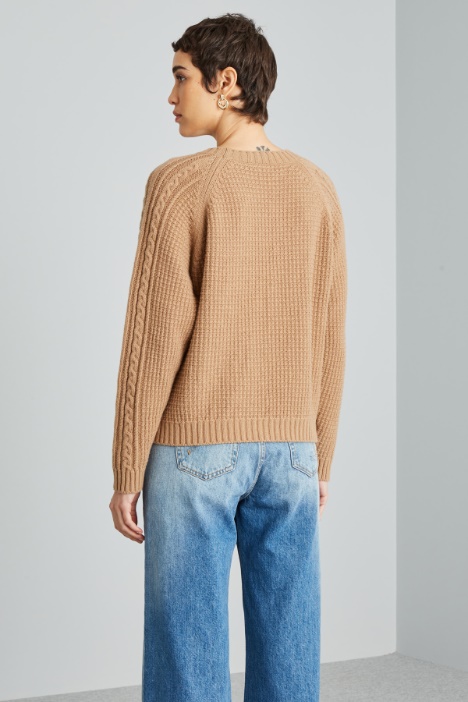 Maglia con motivo a rilievo