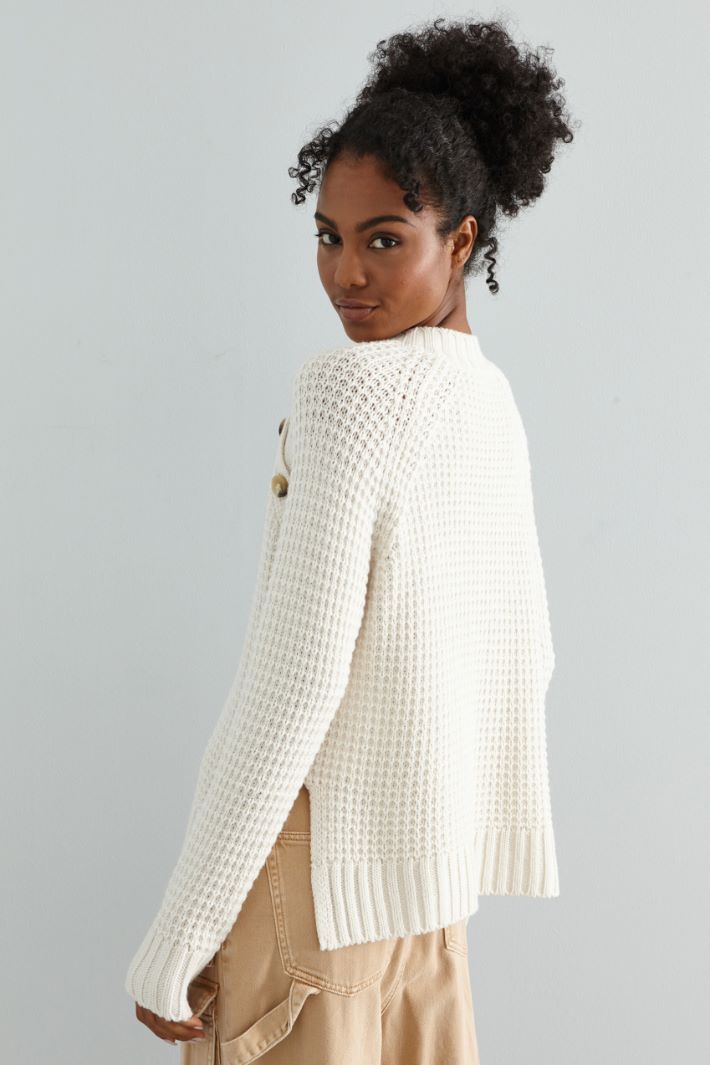 Buttoned sweater Intrend - 2