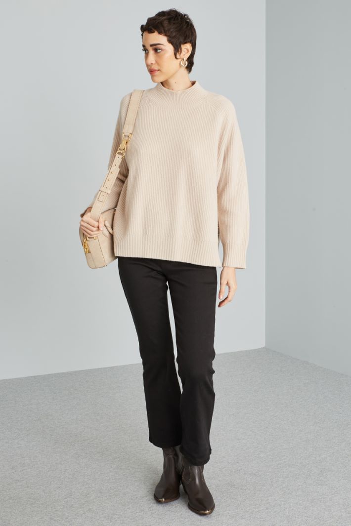 Slit-detailed sweater Intrend