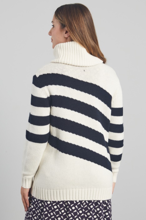 Maglia con collo in abbinamento