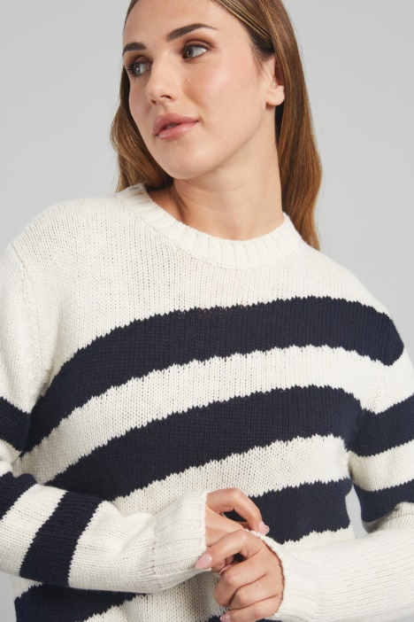 Maglia con collo in abbinamento