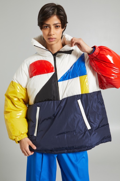 Piumino con inserti in vernice