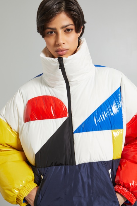 Piumino con inserti in vernice