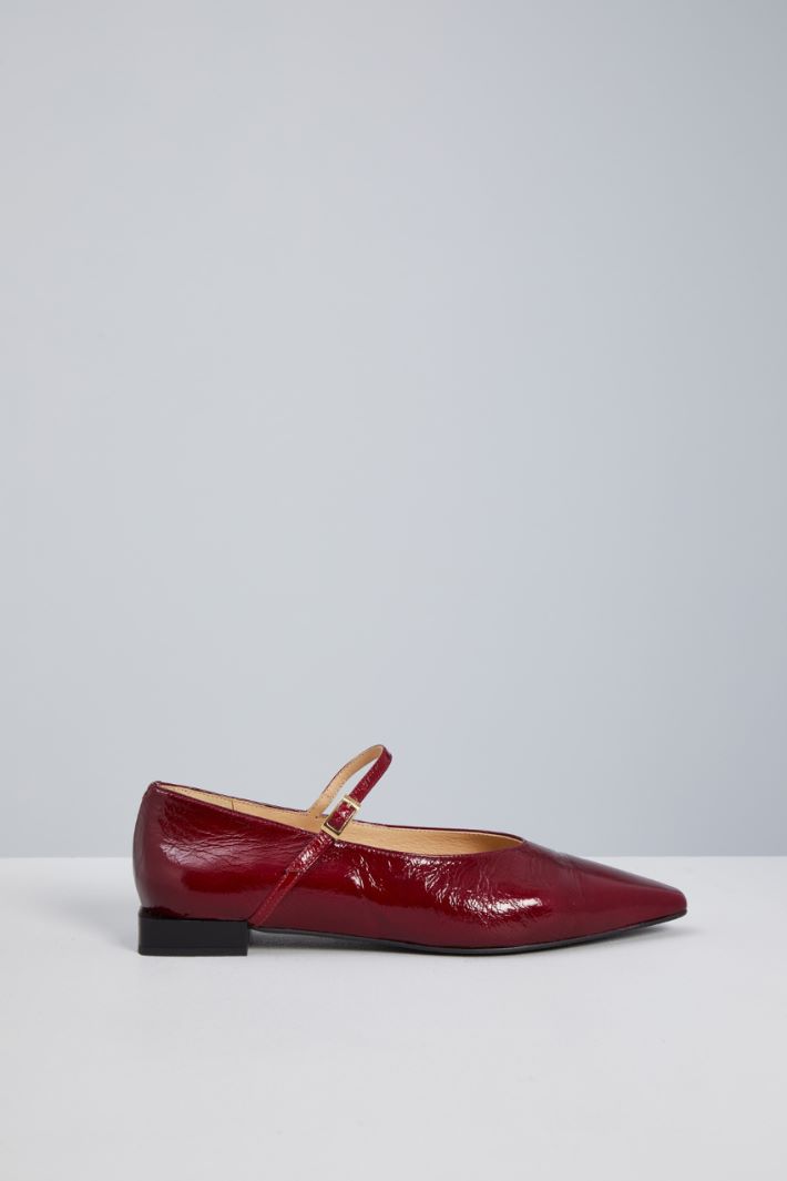 Patent leather ballerinas with strap Intrend