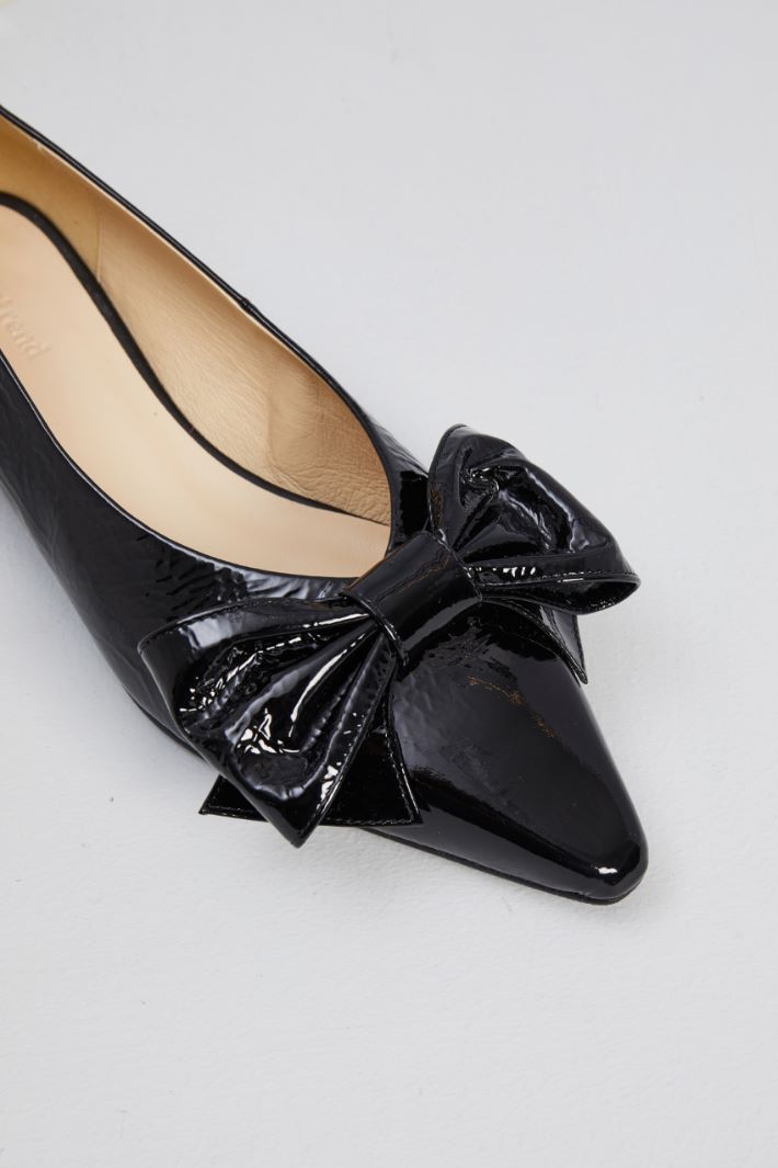 Patent leather ballerinas with bow Intrend - 4