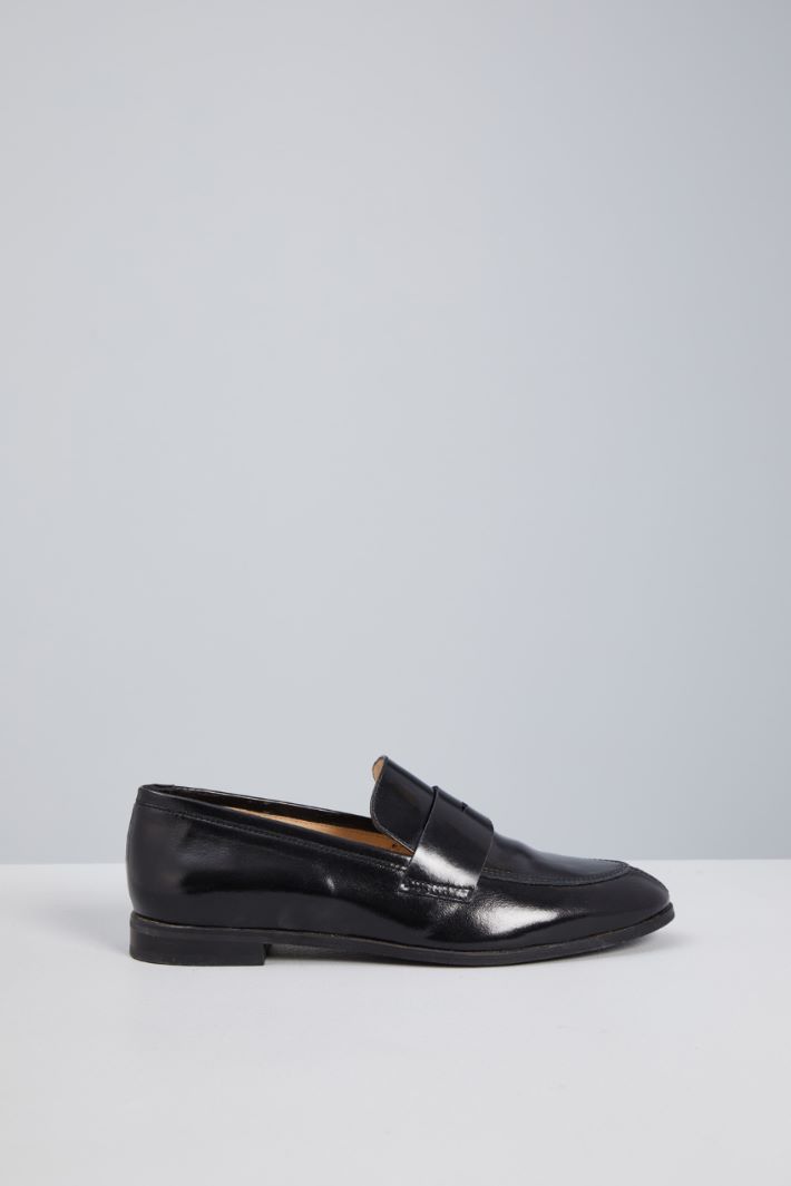 Shiny leather loafers Intrend