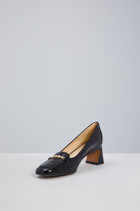 Décolleté in vernice con morsetto