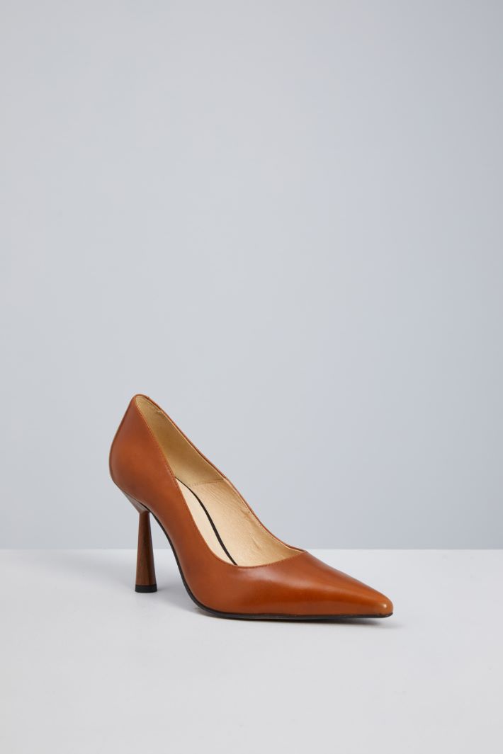 Décolleté with wood effect heel Intrend - 2