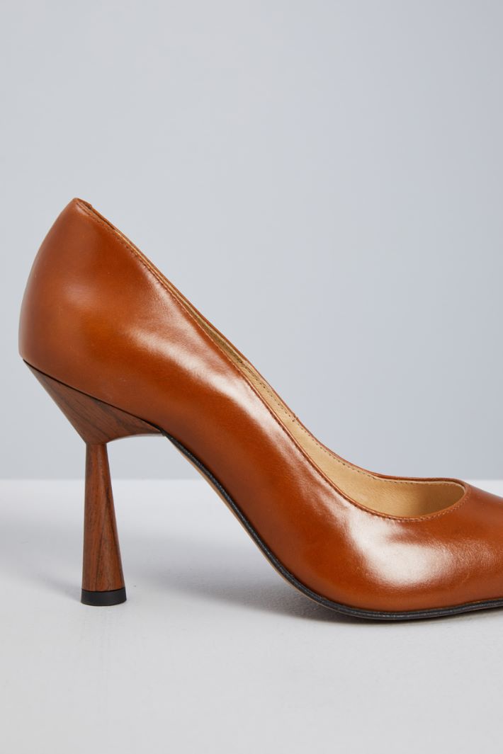 Décolleté with wood effect heel Intrend - 4