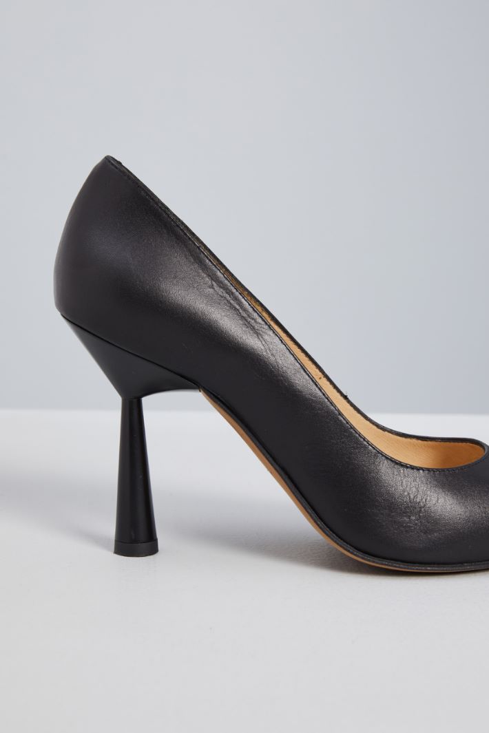 Décolleté with geometric heel Intrend - 4