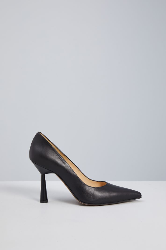 Décolleté with geometric heel Intrend