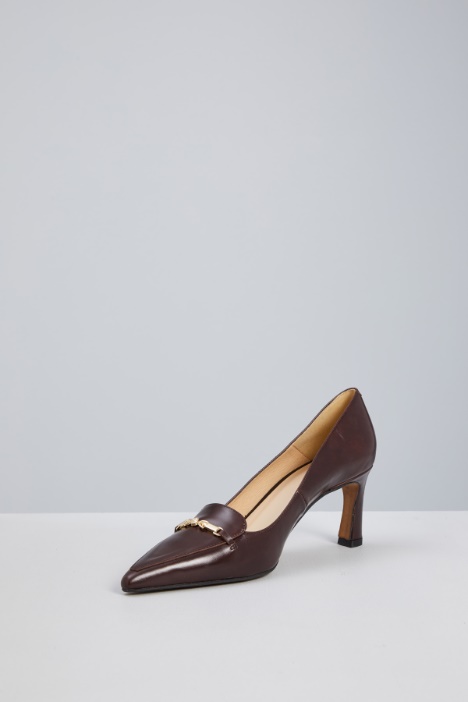 Décolleté in pelle con morsetto