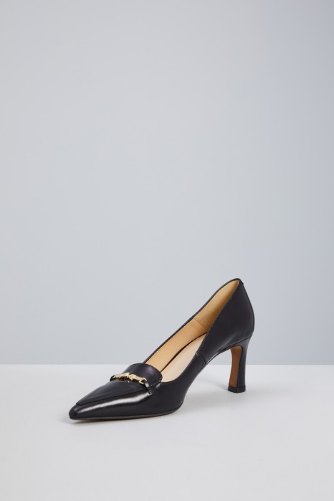 Décolleté in pelle con morsetto