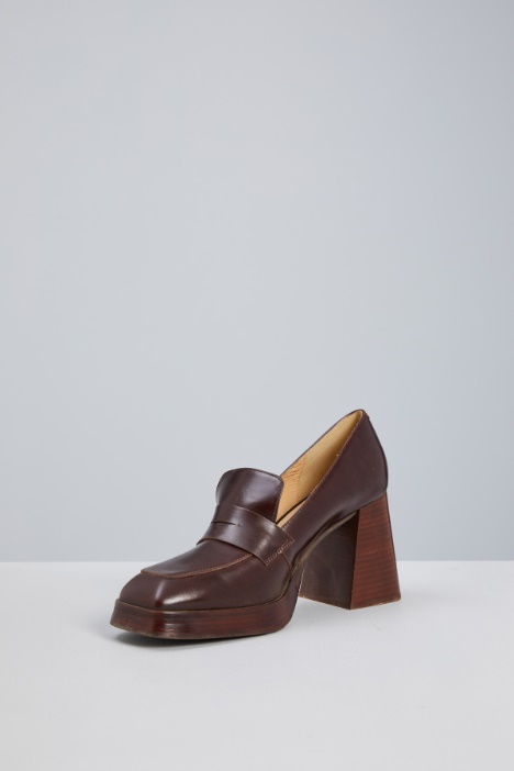 Décolleté con tacco a trapezio