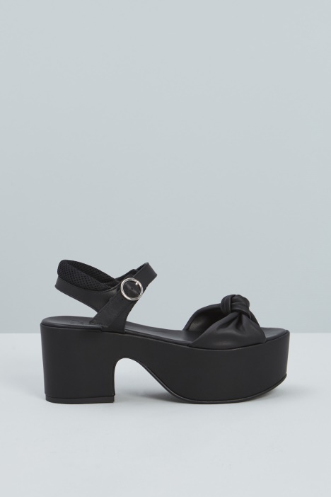 Platform sandals with knot Intrend