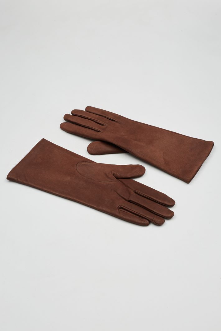 Gloves with an opaque finish Intrend