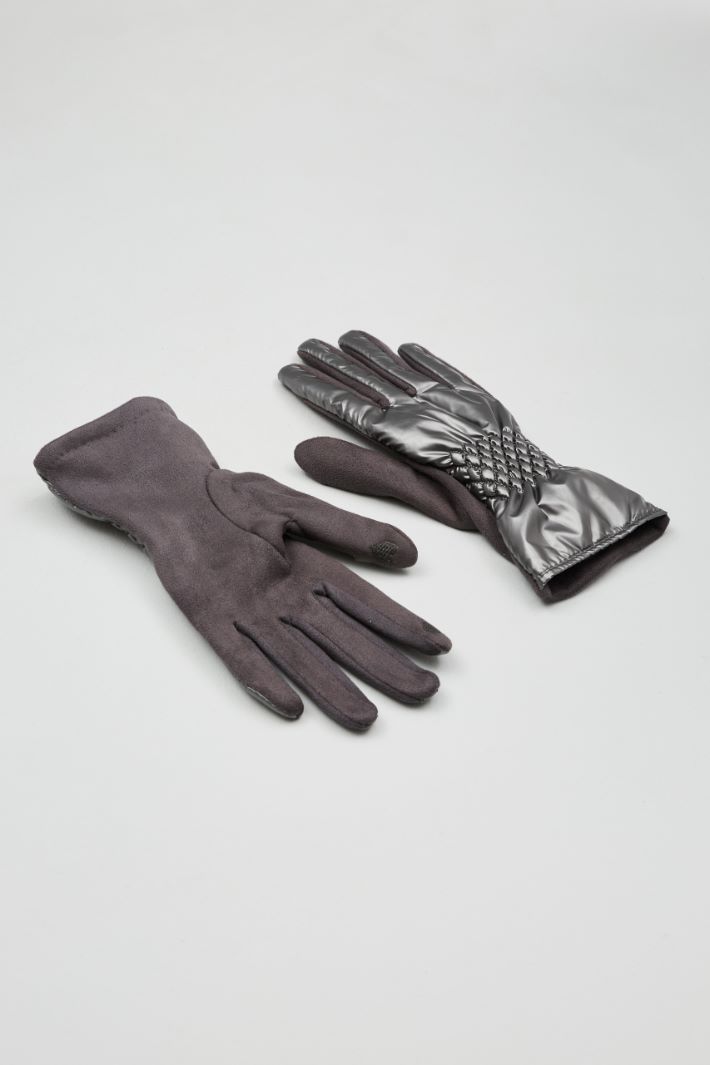 Gloves with a metallic finish Intrend