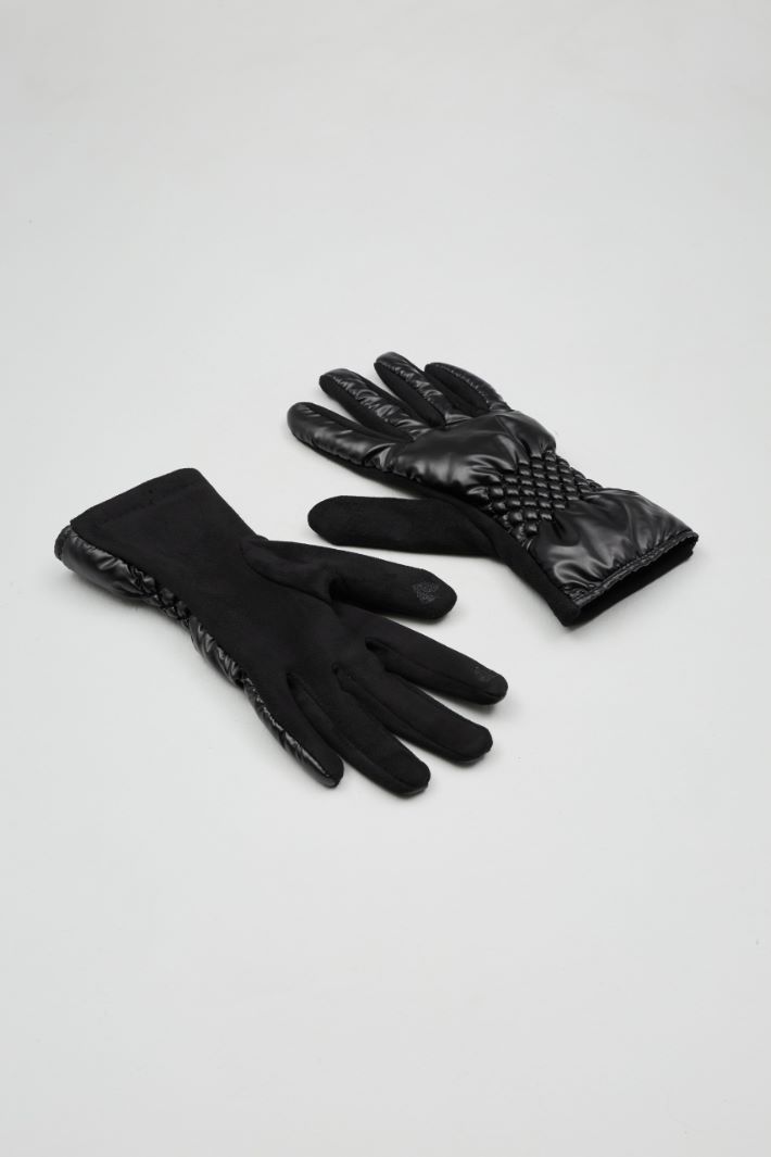 Gloves with a metallic finish Intrend