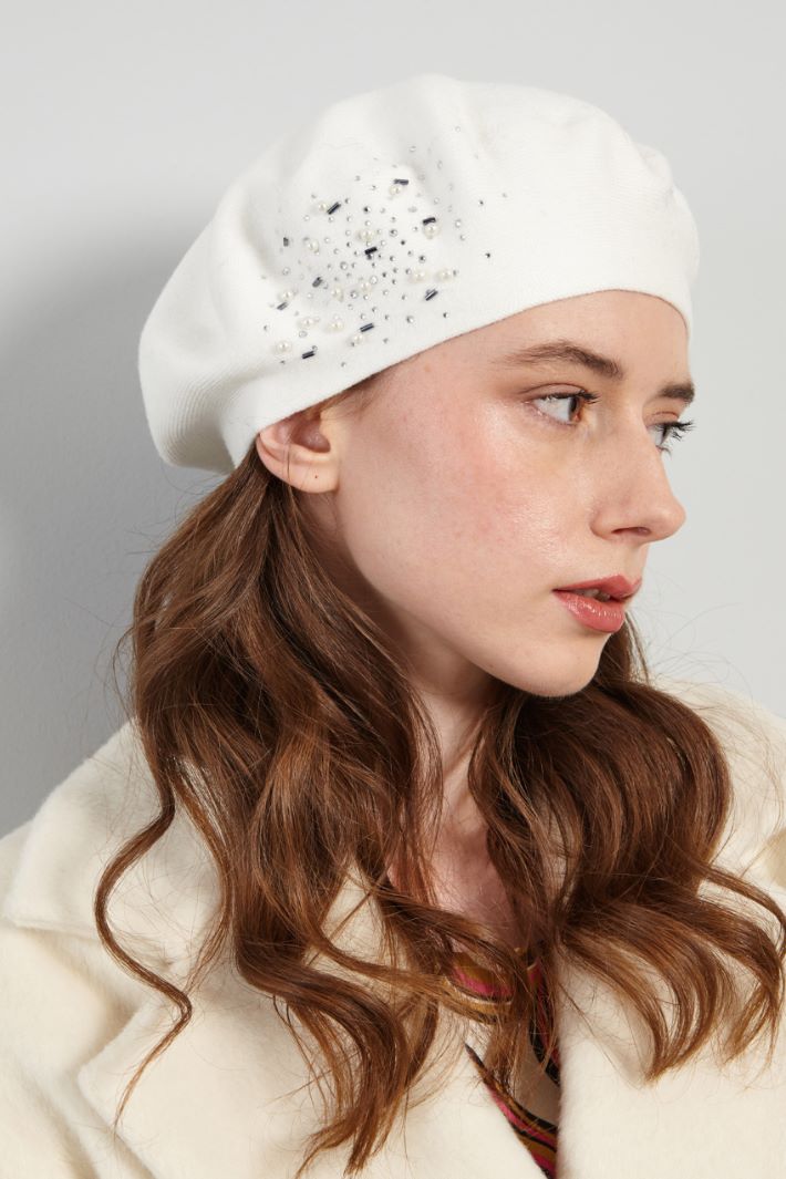 Beret with pearls and rhinestones Intrend