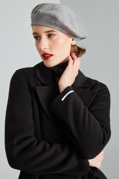 Boina con perlas y pedrería