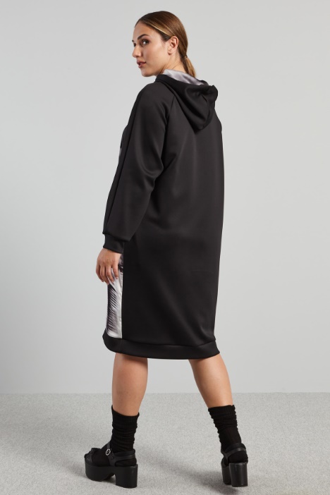 Abito con cappuccio
