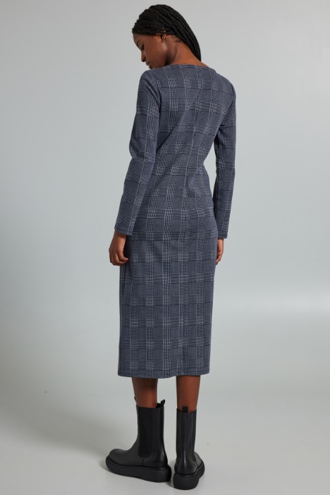 Abito con pieghe asimmetriche