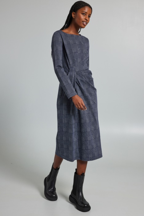 Abito con pieghe asimmetriche