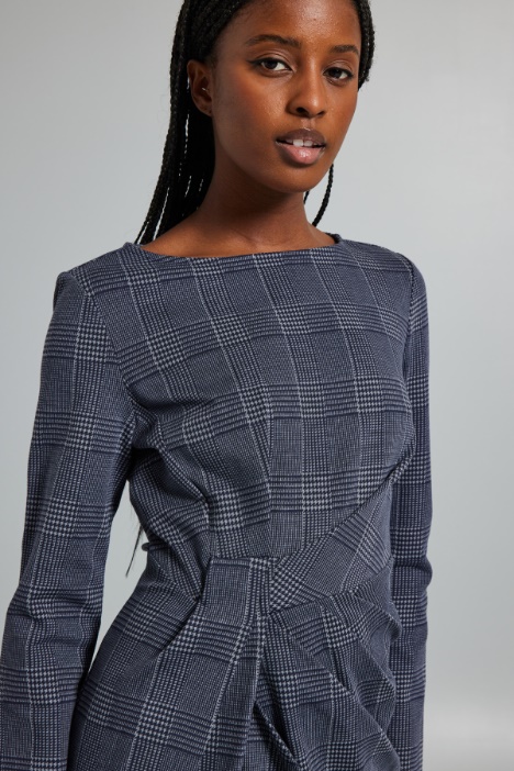 Abito con pieghe asimmetriche