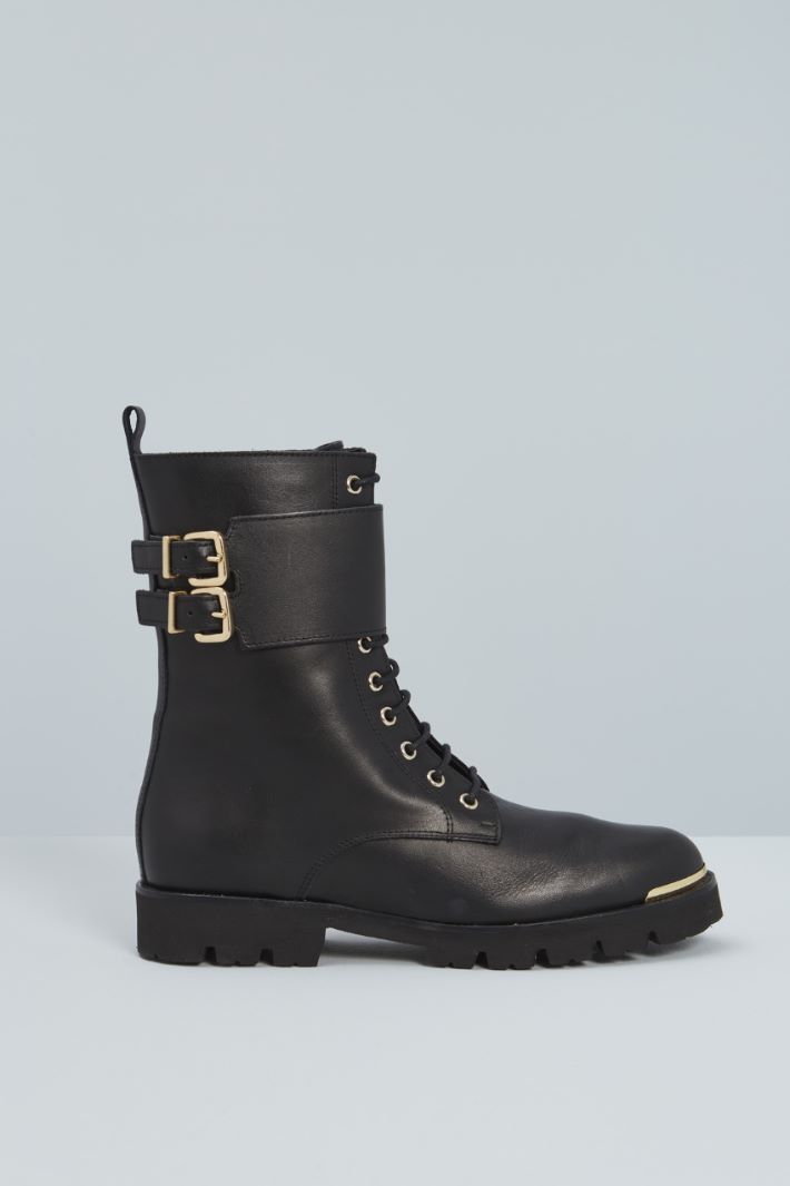 Combat boots with metal details Intrend