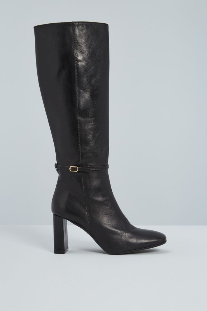 Leather boots with thin strap Intrend