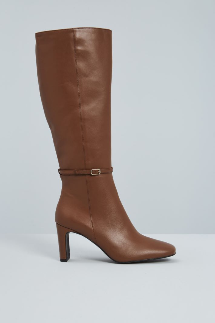 Leather boots with thin strap Intrend