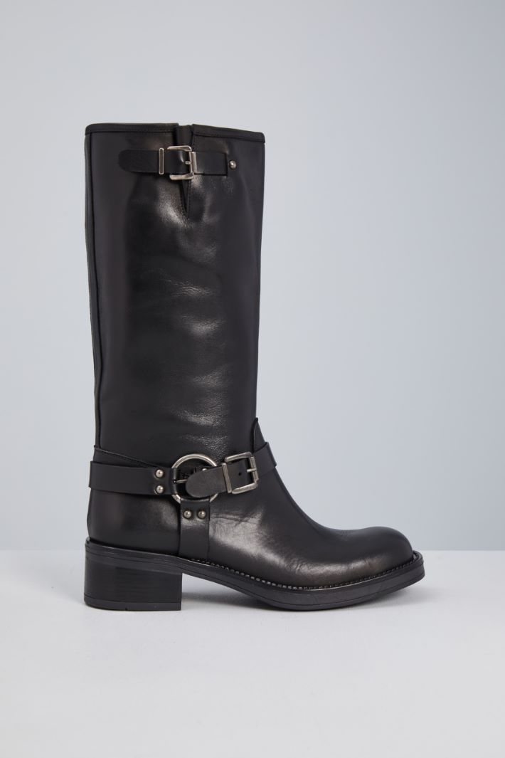 Leather boots with straps Intrend