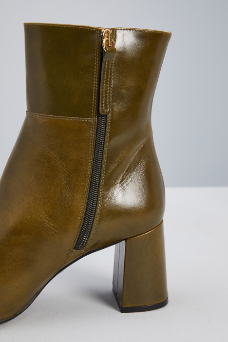 Stivaletti in pelle lucida