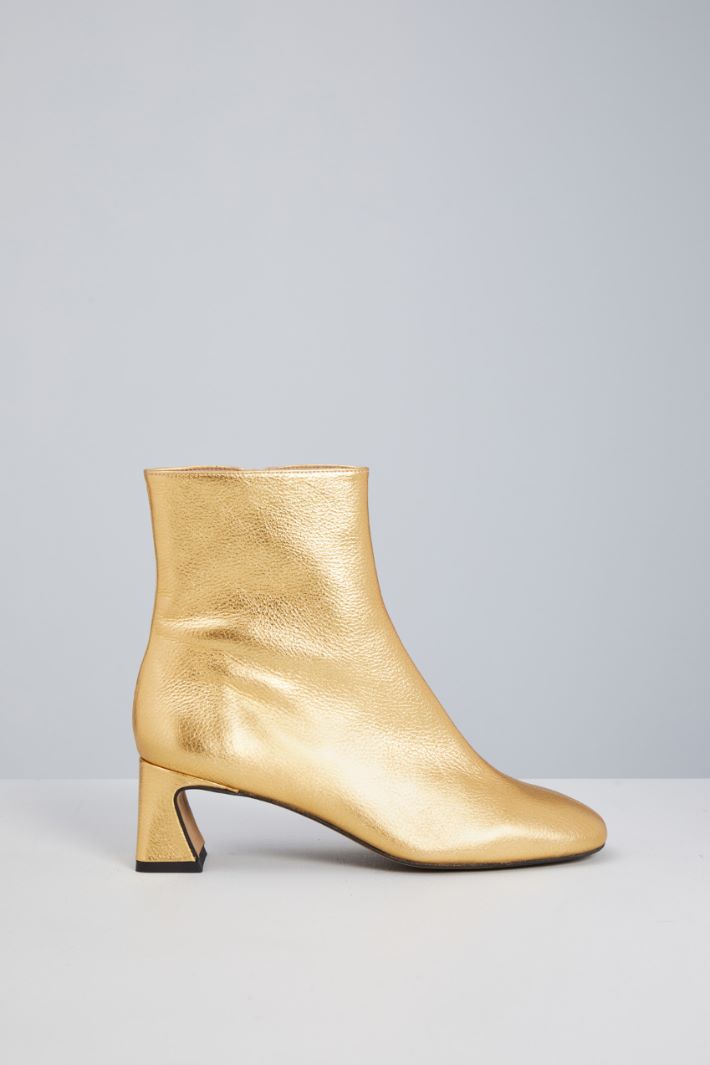 Ankle boots with a metallic finish Intrend