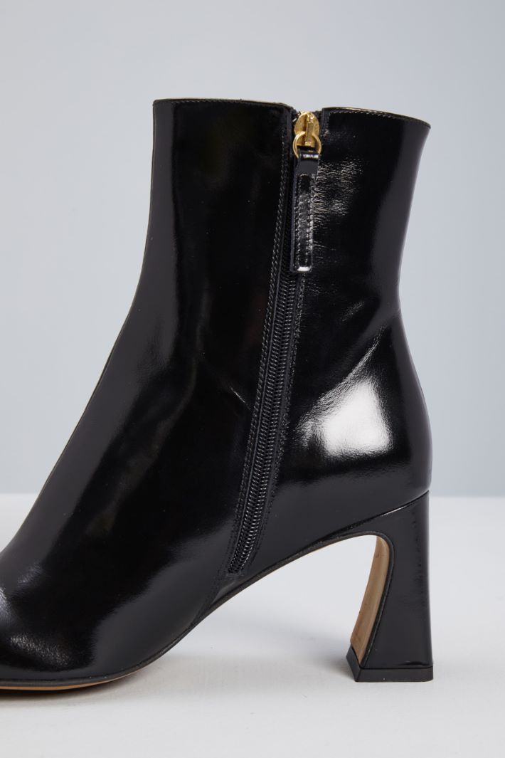 Shiny leather ankle boots Intrend - 4