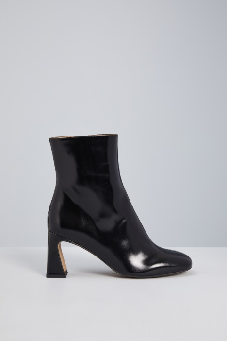 Shiny leather ankle boots Intrend