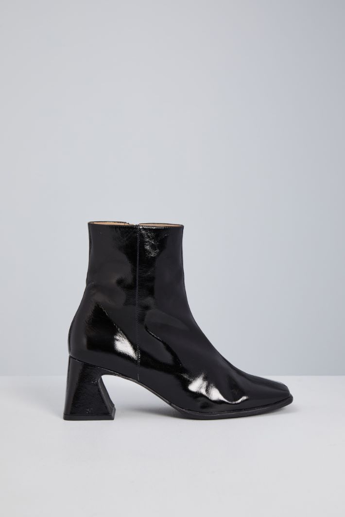 Patent leather ankle boots Intrend